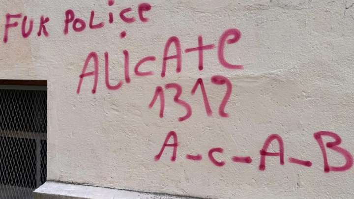 Pillan a un menor por una pintada en Huesca y le incautan cremas robadas en una farmacia