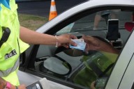 Recuerdan que conducir con licencia falsificada es un delito penal y se aplican multas