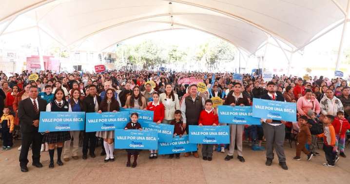 Tere Jiménez concluye entrega de más de 11 mil becas en todo el estado