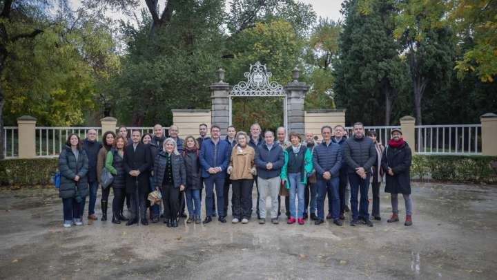 Concejales de PP, Más Madrid, PSOE y Vox visitan juntos El Capricho a las puertas de Navidad