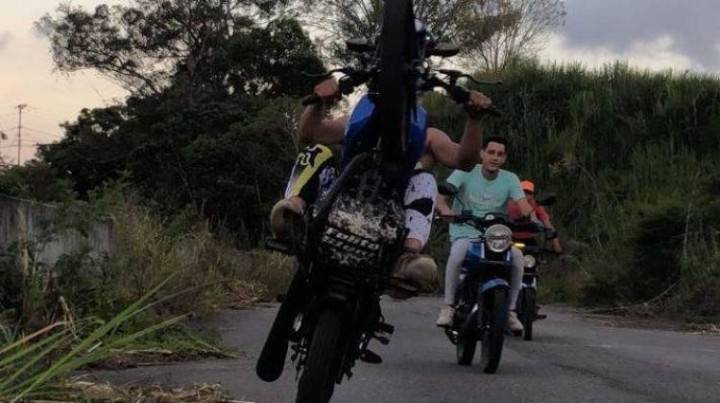 Peligro: menores de edad ya comienzan a practicar las motopiruetas, el nuevo deporte nacional