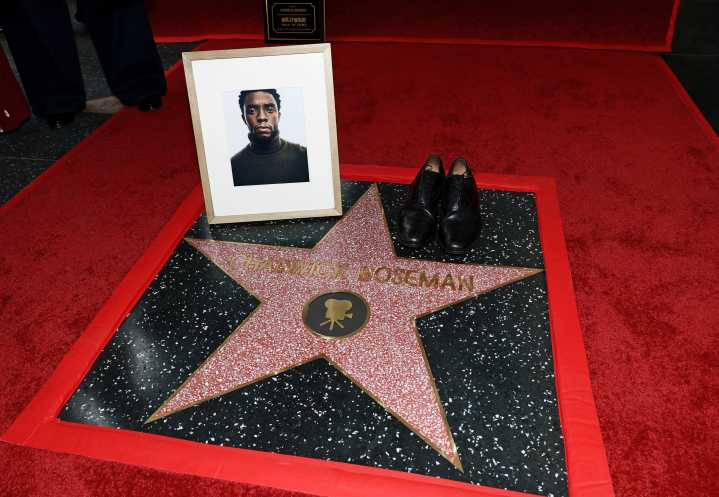 Chadwick Boseman recibe estrella póstuma en el Paseo de la Fama de Hollywood