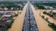 Una tormenta que ocurre “una vez cada 300 años” inunda una ciudad en Tailandia