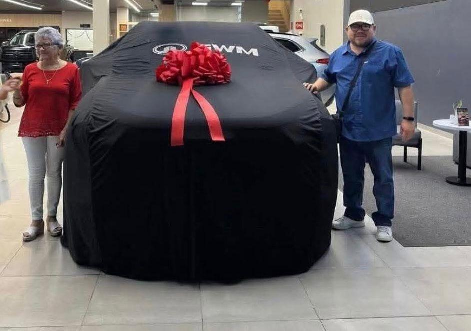 Alcaldesa de Izamal de regalar una camioneta GWM a su suegro