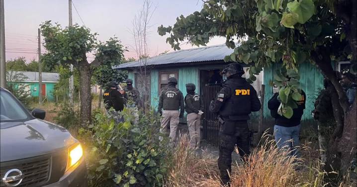 Encarcelan a pareja que habría secuestrado y golpeado a un hombre en Quilleco: en el domicilio se encontraron armas y drogas