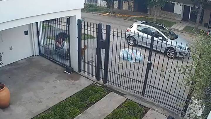 Brutal robo de motochorros a una mujer en barrio Guadalupe: el momento del ataque