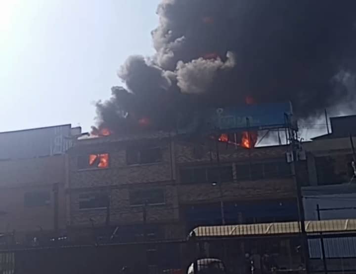 Valencia: Local de tapicería se incendió en el mercado Los Guajiros