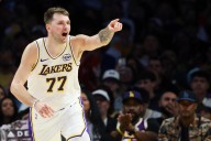 Lakers vencen 130-120 al Heat con triple-doble de Luka Doncic – Chicago Tribune