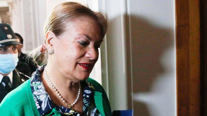 "He sido muy maltratada": Ángela Vivanco llega a votar y se refiere a caso "Muñeca Bielorrusa"