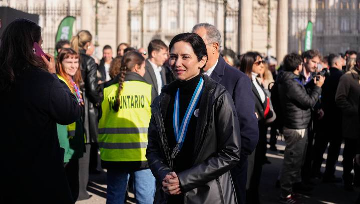 Ayuso abandona en ambulancia la misa de la Almudena por una "leve indisposición"