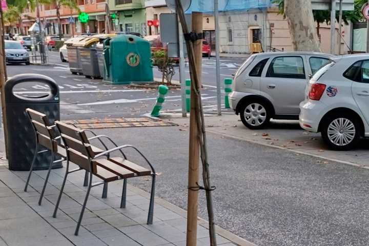 Dos bancos en Tenerife causan sorpresa: “Las piernas dan directamente a la carretera”