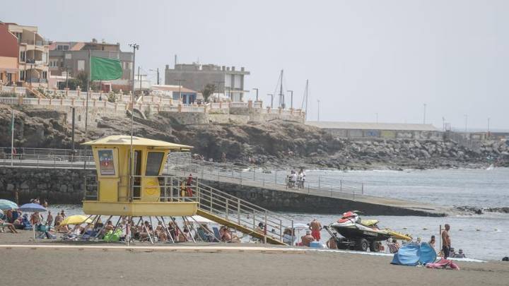Telde cierra la playa de Melenara tras el vertido que ha provocado la muerte de miles de peces