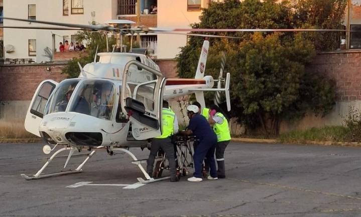 Gobierno de Puebla realiza rescate aéreo de joven grave tras accidente