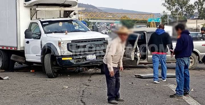 Se registra choque de camionetas, en la carretera Morelia