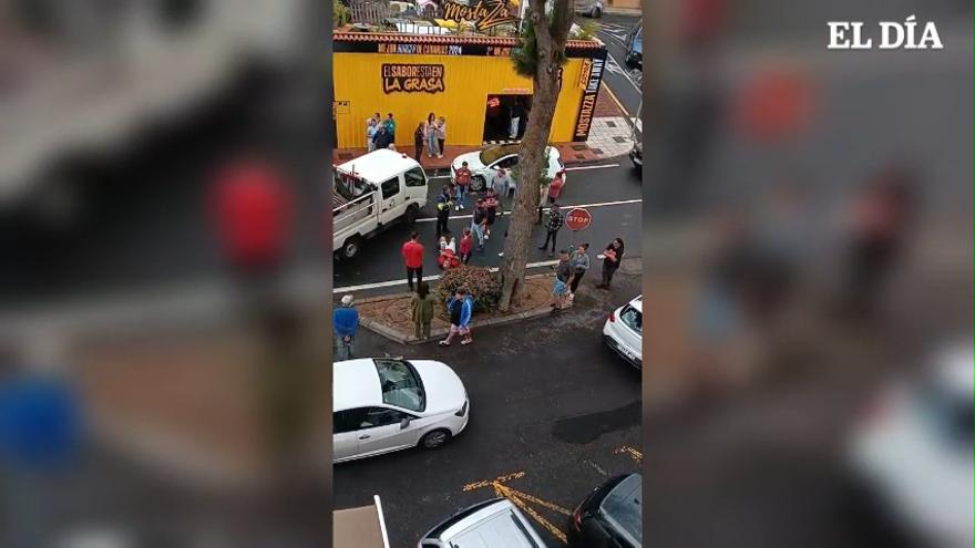 Roba un furgón, se accidenta y daña varios vehículos en Santa Úrsula