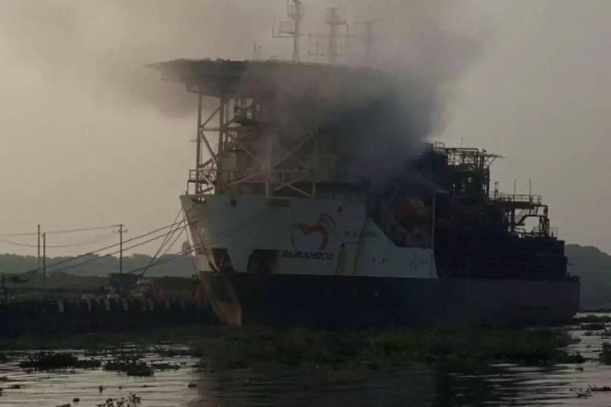 Incendio del buque “Blue Phoenix” en Veracruz moviliza a cuerpos de emergencia durante la madrugada
