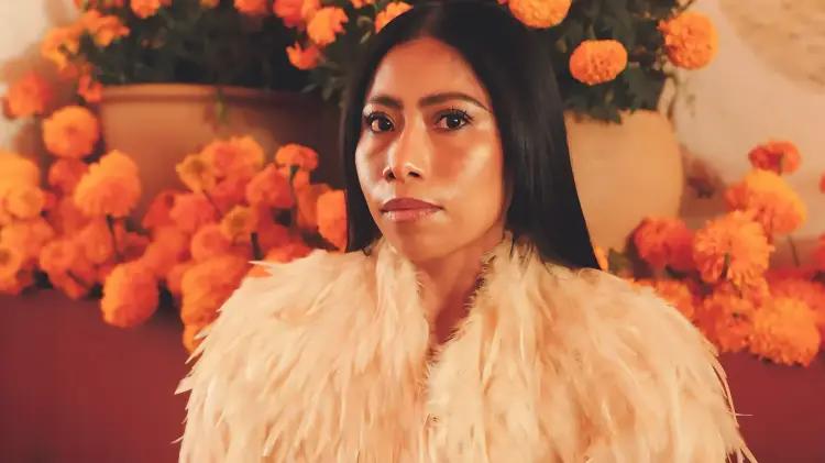 Yalitza Aparicio lanza retratos del Día de Muertos con cempasúchil en Oaxaca