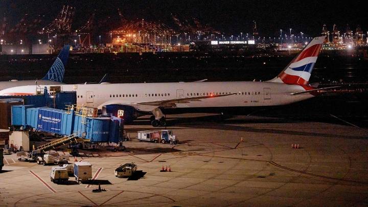 US flight cancellations surge as airlines comply with government shutdown order