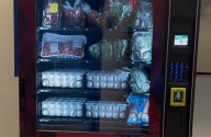 Así es la primera máquina expendedora de alimentos gratis en Estados Unidos: distribuye huevos, carne, frutas y verduras