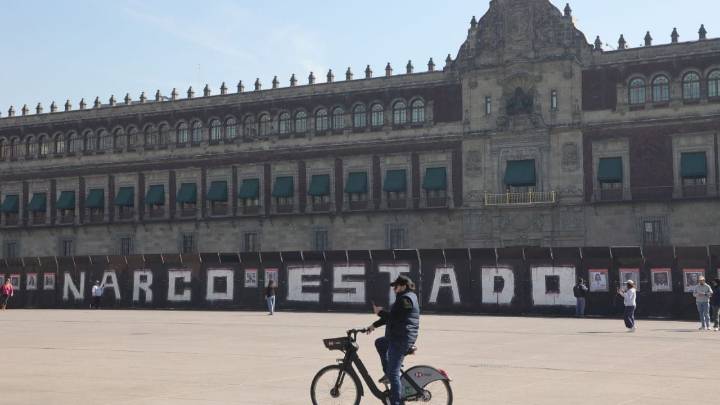 Pintan de nuevo “Narcoestado” en las vallas frente a Palacio Nacional