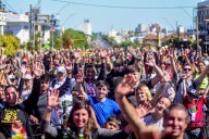 Multitudinaria, en familia y llena de color: así se vive la Caravana de la Primavera en las calles de Mar del Plata
