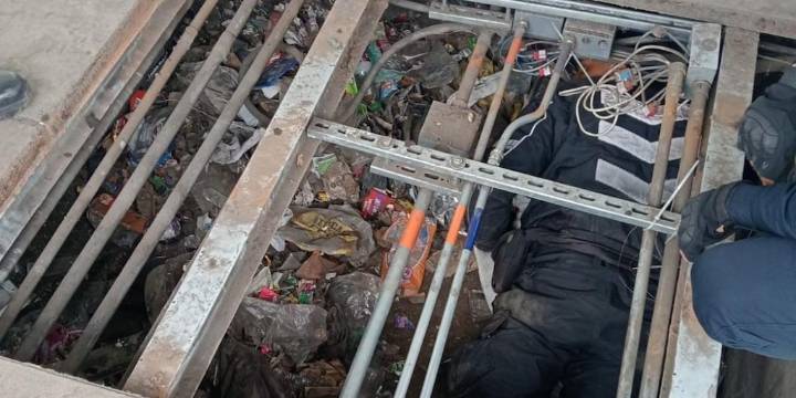 Ruido bajo la tierra alertó a las autoridades de TransMilenio, al revisar, encontraron a Los Topos robando cable