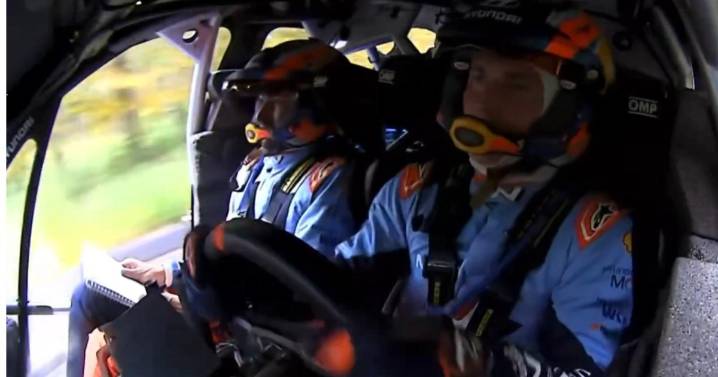 Un piloto de rally pierde la puerta y ni pestañea