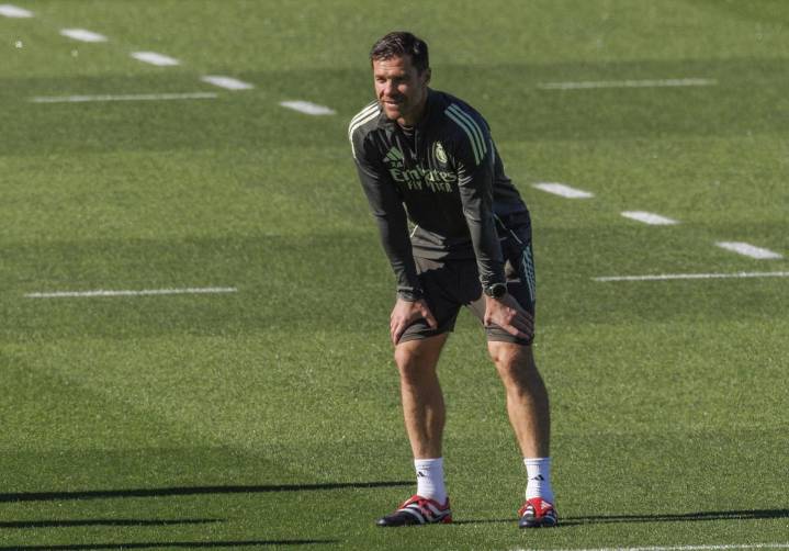 Xabi Alonso viaja en el Delorean para otra noche salvaje en Anfield