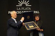 Como Johnny Depp. La Mona Jiménez ilustre: fue distinguido en La Plata, recibió la llave de la ciudad y saludó por el balcón