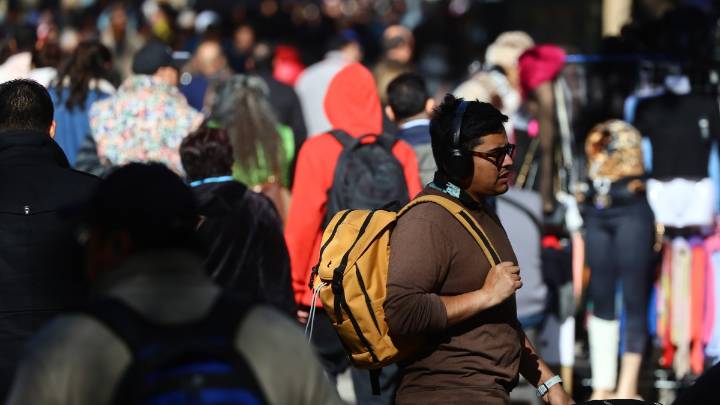 Chilenos se consideran "muy diferentes" al resto de América Latina y admiran a EE.UU.