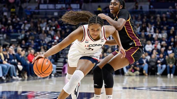 UConn women's season-high 25 steals help No. 1 Huskies beat Loyola Chicago 85