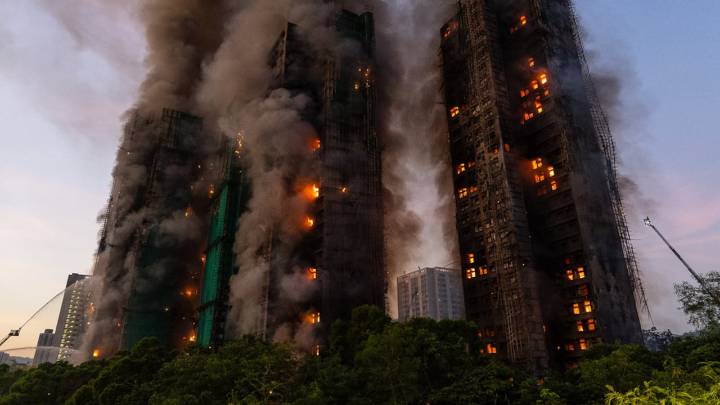 Incendio letal en un rascacielos de Hong Kong mata a trece personas: El fuego arrasó con varias torres