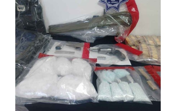 Detienen a individuo en posesión de armas, drogas y equipo táctico