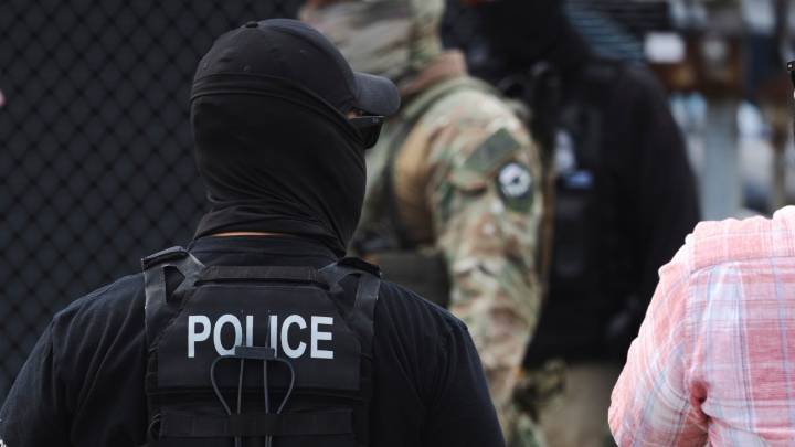 Video shows feds forcibly remove woman from Chicago daycare