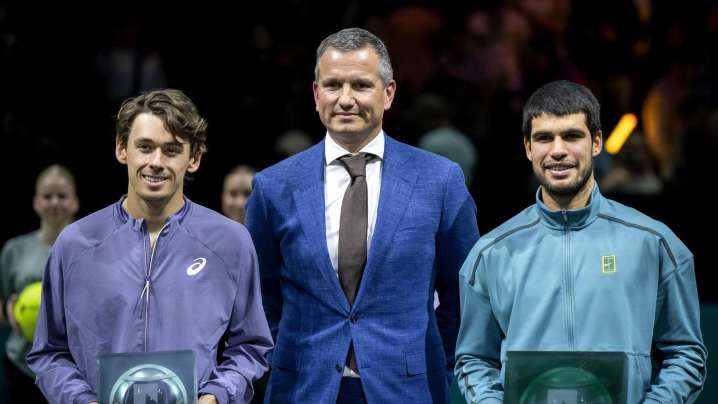 Carlos Alcaraz debuta ante Alex de Miñaur en las ATP Finals 2025, donde busca convertirse en 'maestro'