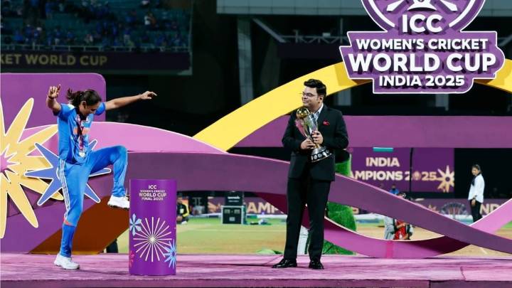 Harman's Iconic Moment Before Receiving WC Trophy Sets Internet On Fire Cricket