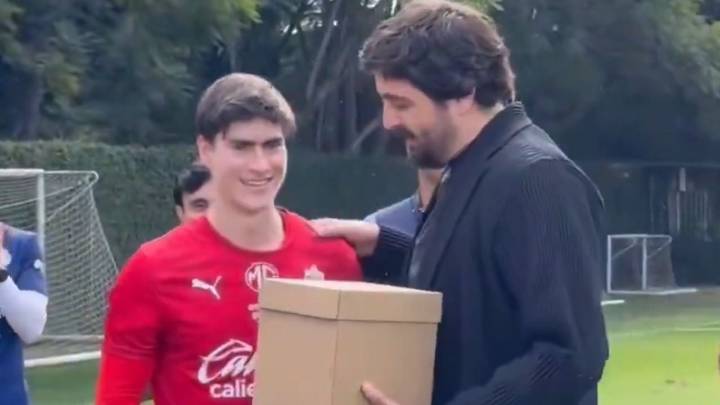 Apertura 2025: El regalo que Amaury Vergara le da a la "Hormiga" González por ser campeón de goleo