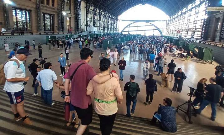 Amplia afluencia de votantes en jornada electoral en Chile