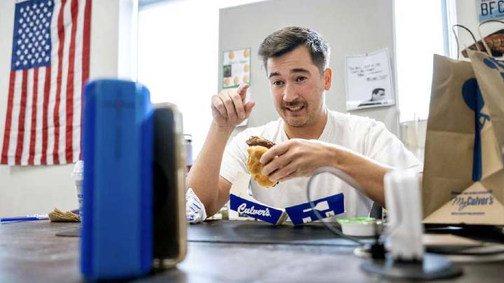 Teacher by day, TikToker by lunch break: Lehi High teacher has 2.2M