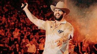 Carín León desbordó Bogotá con una noche histórica de música, energía y emoción