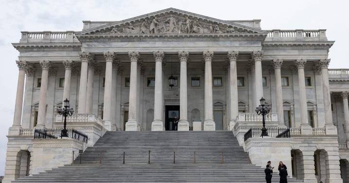 El Senado de Estados Unidos aprueba un acuerdo que allana el camino para reabrir el Gobierno