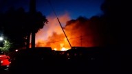 Feroz incendio en fábrica de envases plásticos de Lomas de Zamora: bomberos trabajan en el lugar