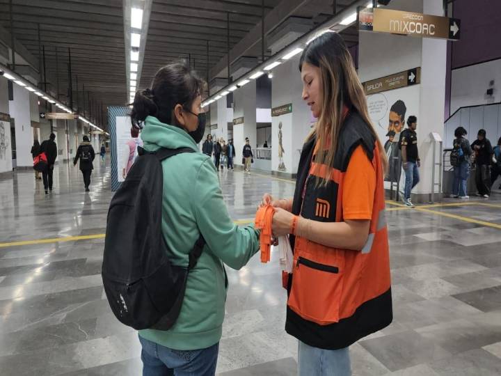 Metro entrega pulseras “Viajo Segura” a pasajeras en varias estaciones