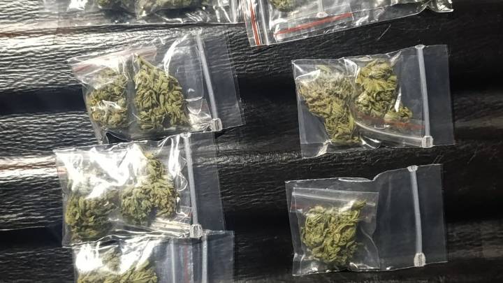 Recoleta santafesina: detuvieron en una estación de GNC a un dealer con 12 paquetes de marihuana