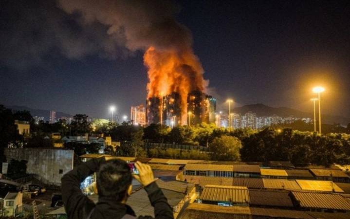 Incendio arrasa torres en Hong Kong: tragedia deja víctimas y caos total