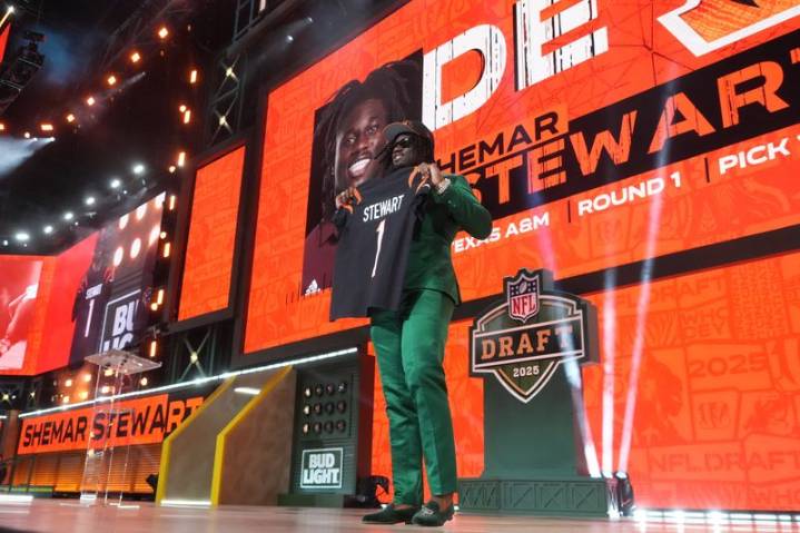 Report: Bengals DE Shemar Stewart (knee) lands on IR