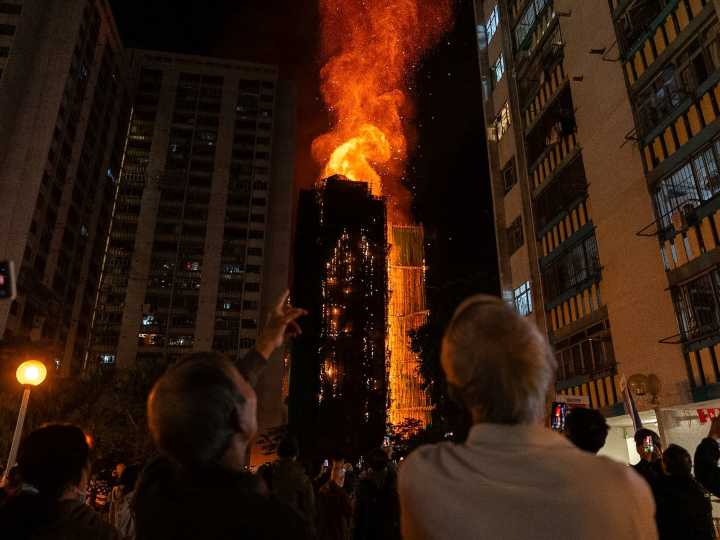 El peor incendio en décadas en Hong Kong: 44 muertos, 279 desaparecidos y una empresa en la mira