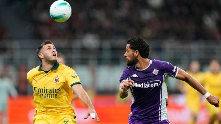 Santiago Giménez es comparado con el argentino Julián Álvarez