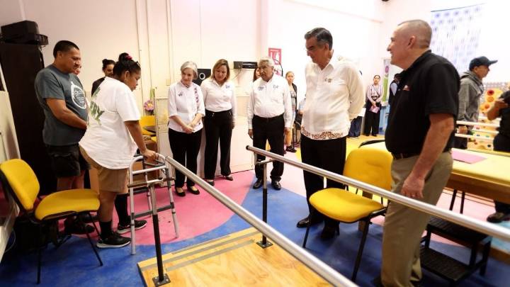 Américo Villarreal entrega más de 80 prótesis y apoyos ortopédicos a personas con discapacidad