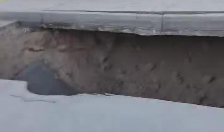 ¡Otro socavón más! Ahora detrás de la maquila HUBELL